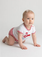 Conjunto Bebe Camiseta con Detalle de Barquito y Braguita a Rayas.